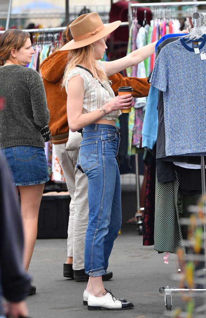 Amber Heard Goes Shopping at the Pasadena Flea Market in Pasadena 11/13/2017-1