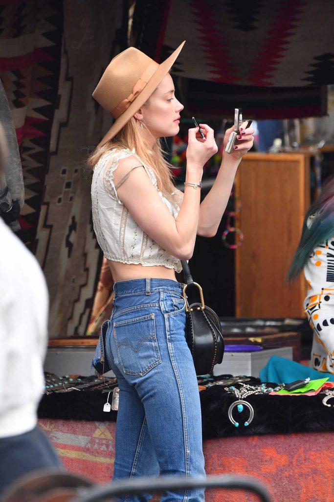 Amber Heard Goes Shopping at the Pasadena Flea Market in Pasadena 11/13/2017-4