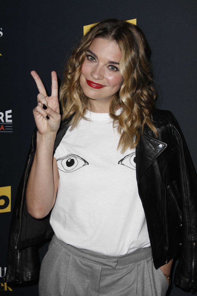 Annie Murphy at the Schitt's Creek Panel During the Vulture Festival in Los Angeles 11/19/2017-3