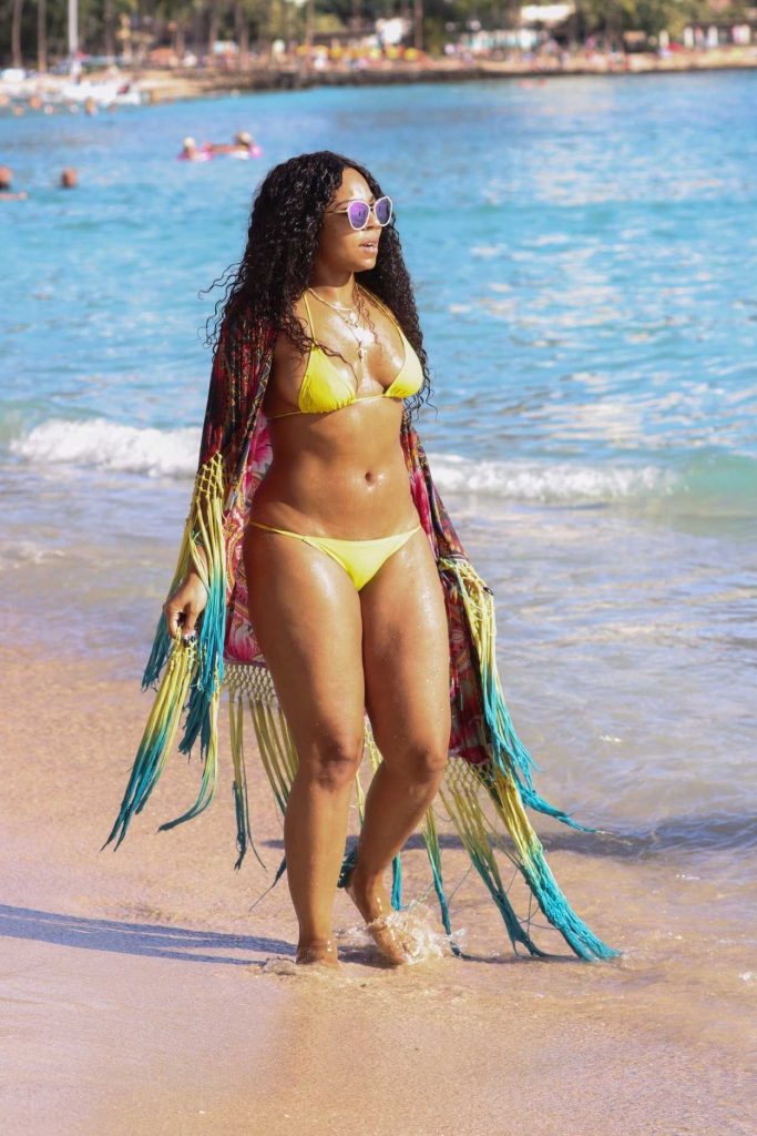 Ashanti Wears a Yellow Bikini at the Beach in Hawaii 11/21/2017-1