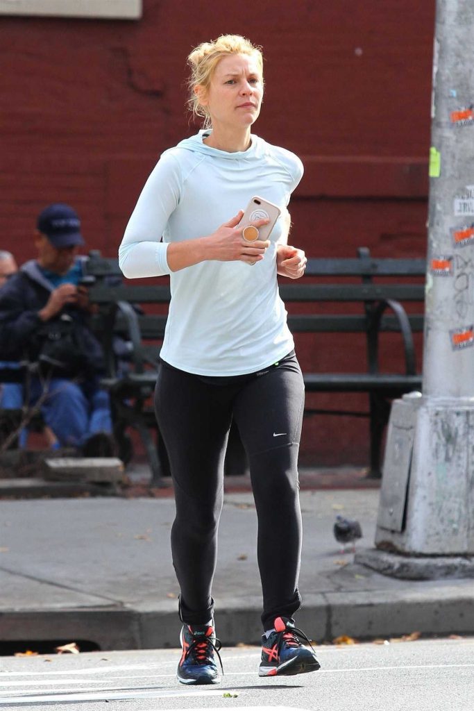 Claire Danes Goes for a Jog in NYC 11/03/2017-1