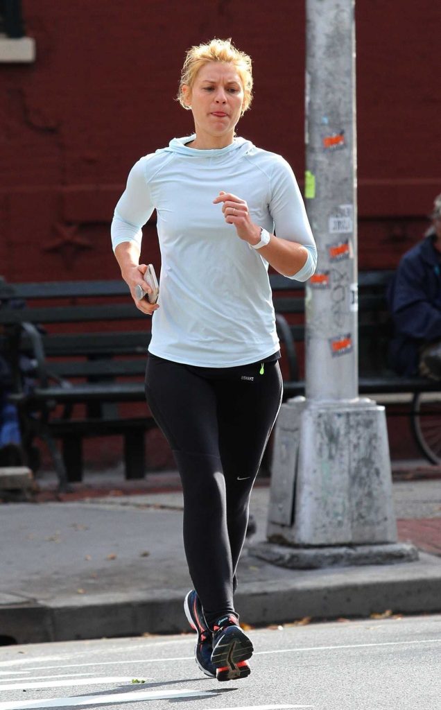 Claire Danes Goes for a Jog in NYC 11/03/2017-2