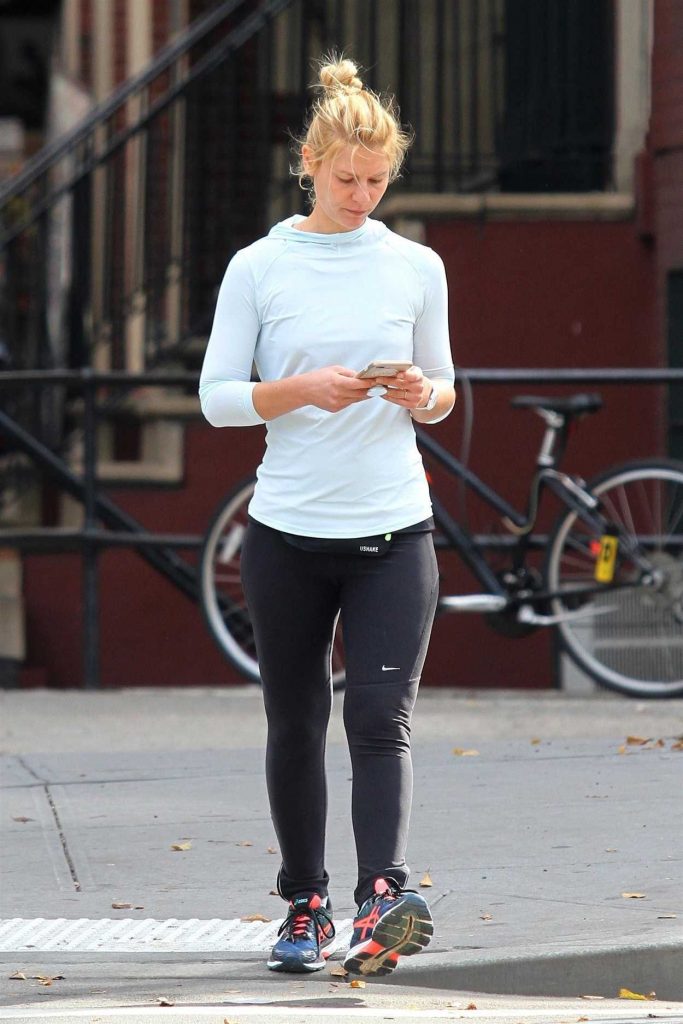 Claire Danes Goes for a Jog in NYC 11/03/2017-3