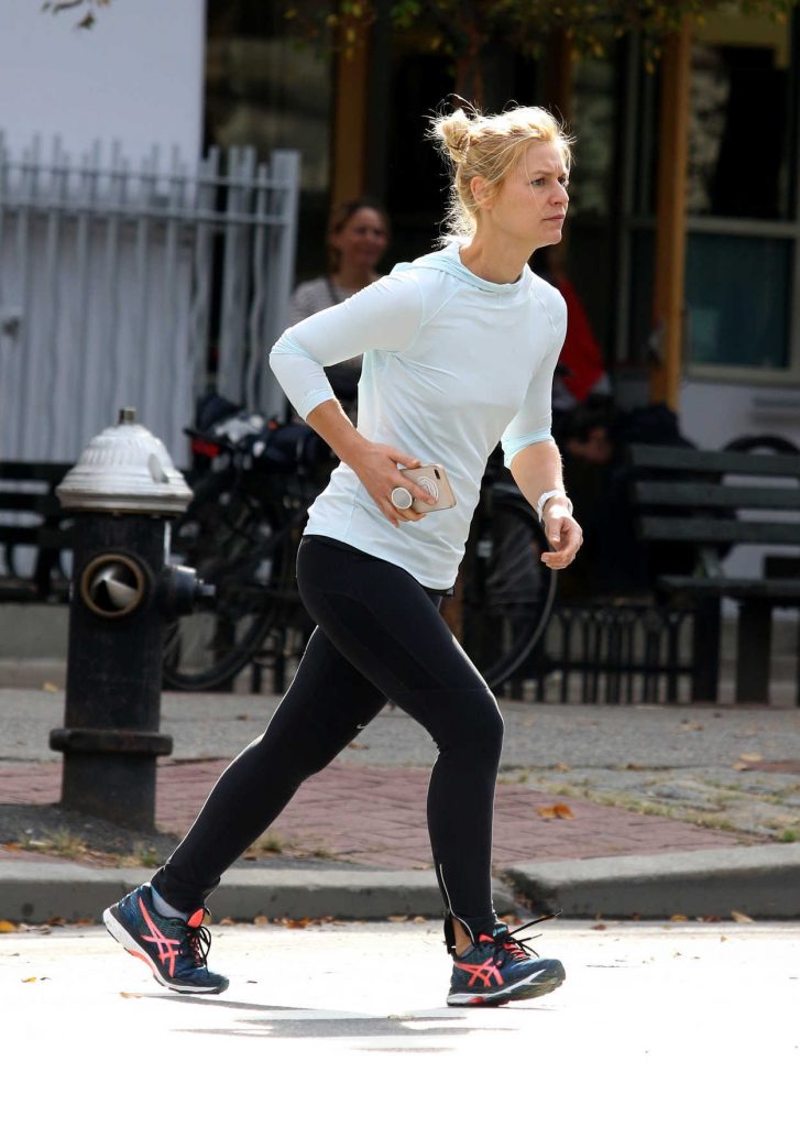 Claire Danes Goes for a Jog in NYC 11/03/2017-4