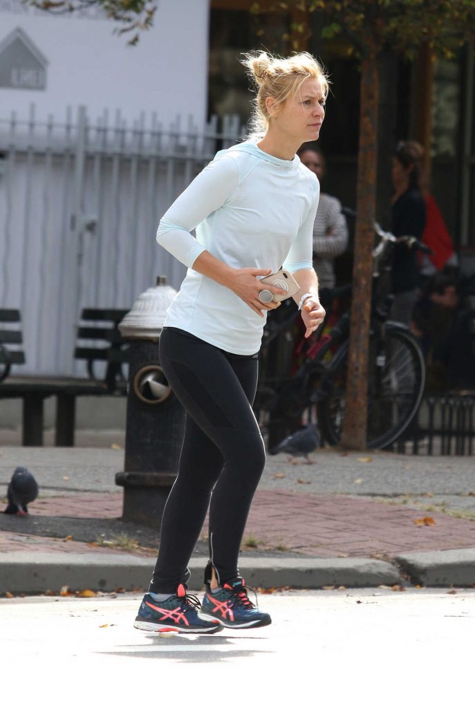 Claire Danes Goes for a Jog in NYC 11/03/2017-5