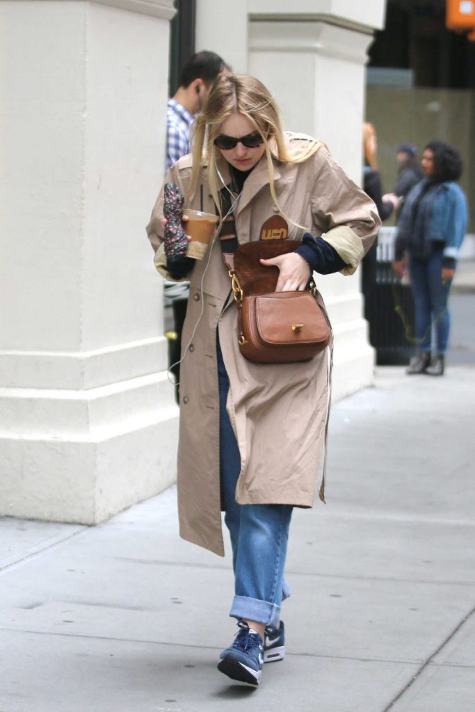 Dakota Fanning Grabs an Iced Coffee Out in NYC 11/06/2017-3