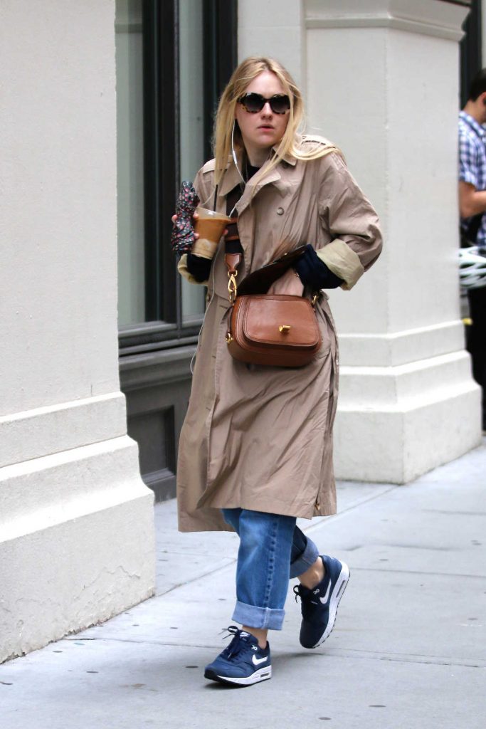 Dakota Fanning Grabs an Iced Coffee Out in NYC 11/06/2017-4