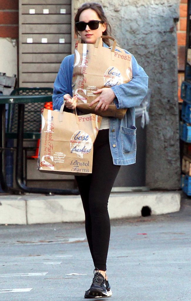 Dakota Johnson Goes Shopping Out in Los Angeles 11/07/2017-3