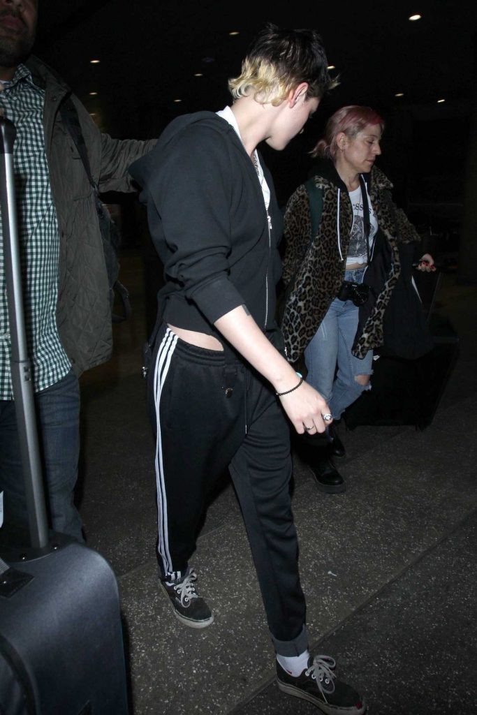 Kristen Stewart Was Seen at LAX Airport in Los Angeles 11/21/2017-2