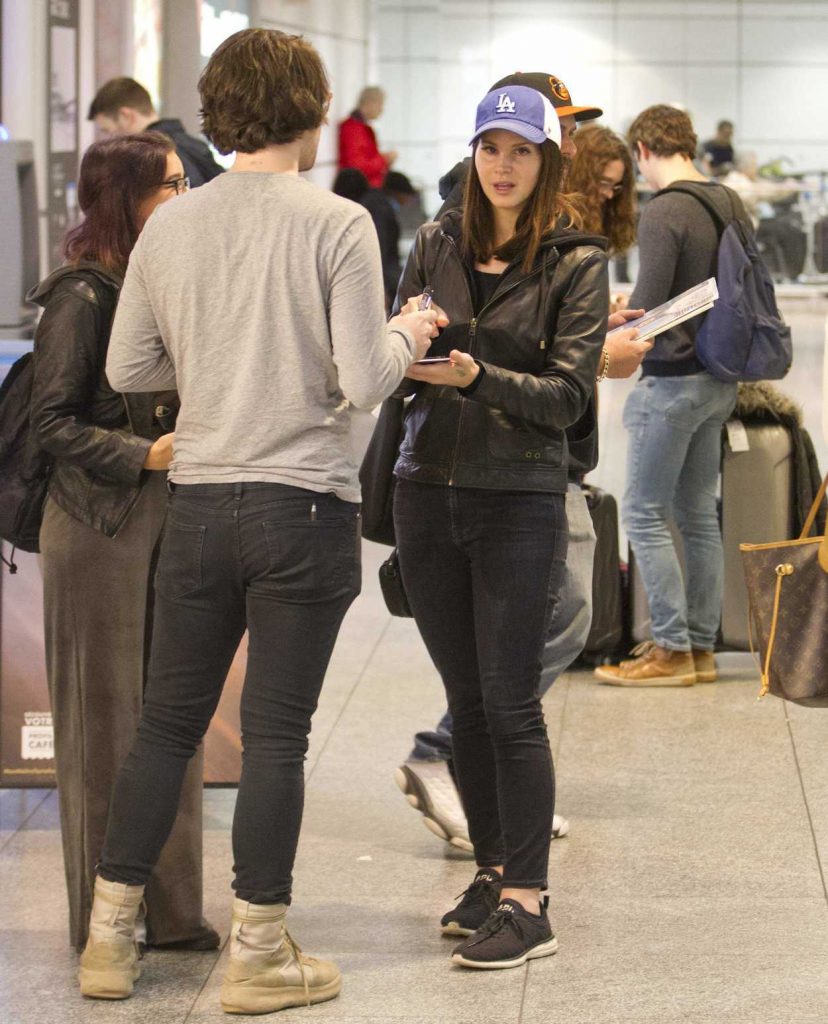 Lana Del Rey Arrives at Airport in Montreal 11/06/2017-2