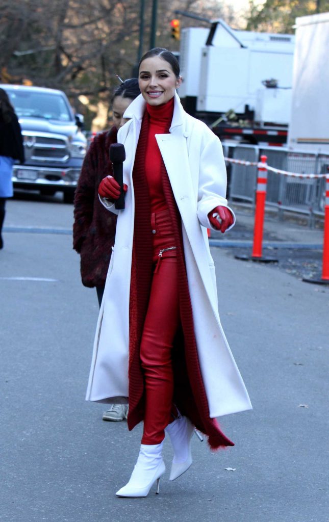 Olivia Culpo at the Macy's Thanksgiving Day Parade in NYC 11/23/2017-1