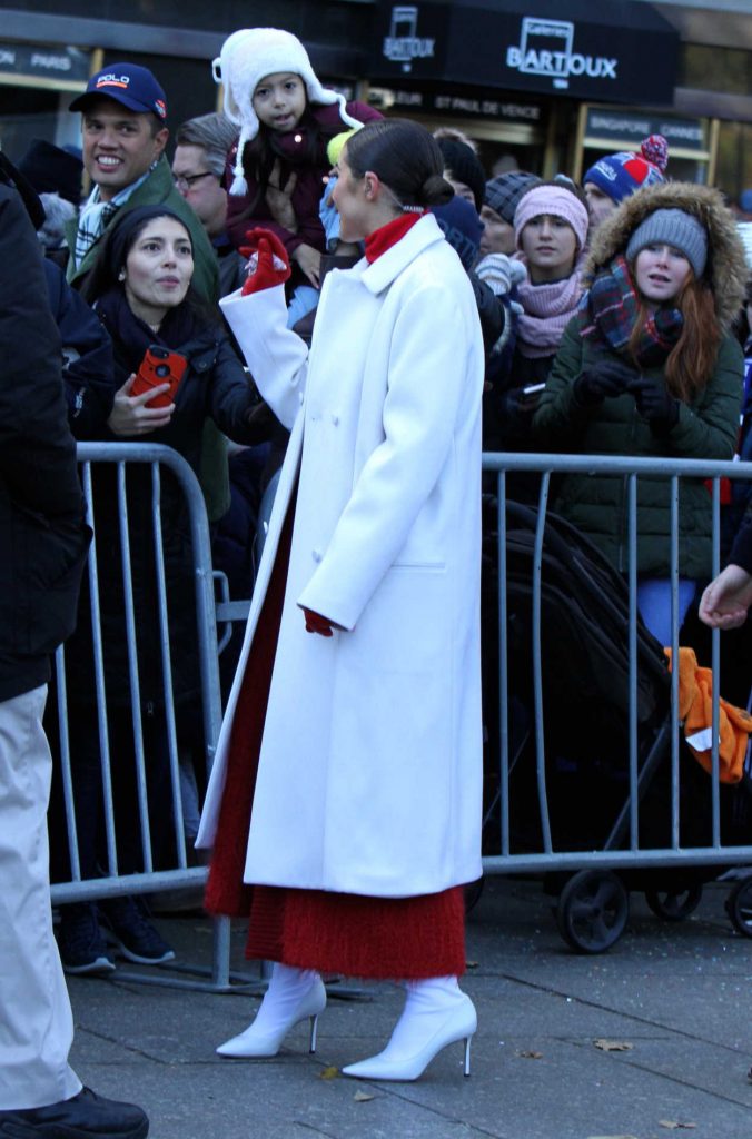 Olivia Culpo at the Macy's Thanksgiving Day Parade in NYC 11/23/2017-3