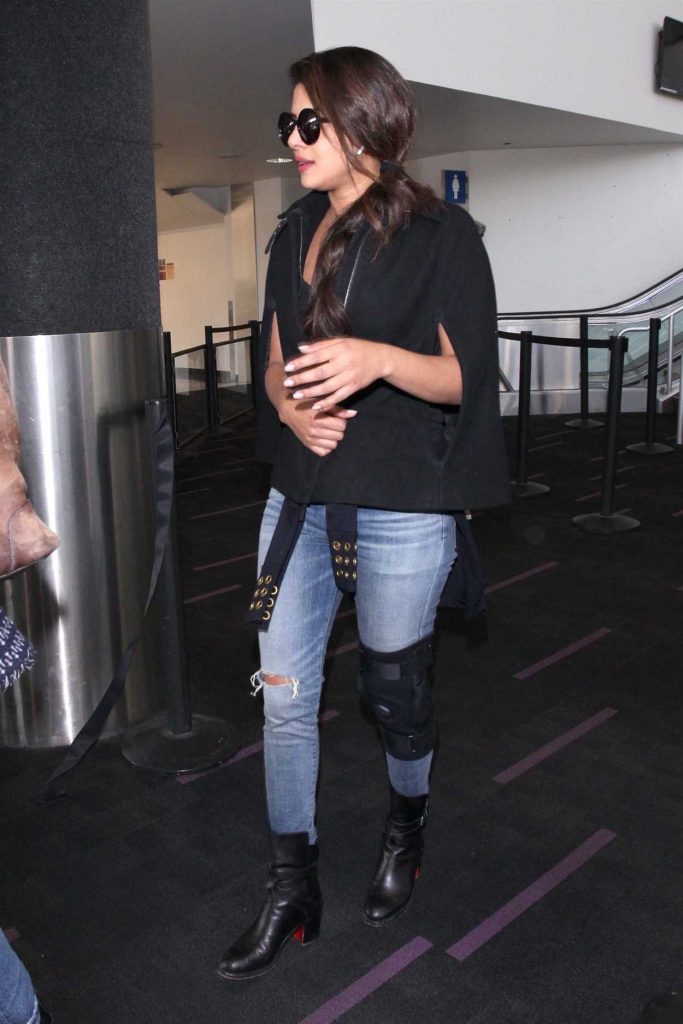 Priyanka Chopra Was Seen at LAX Airport in Los Angeles 11/10/2017-1