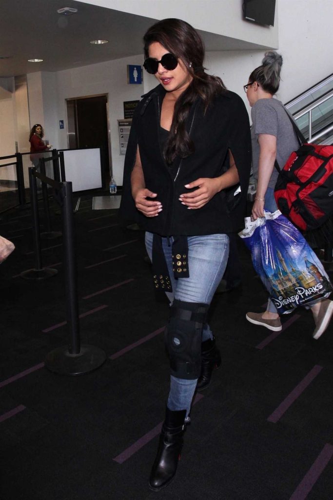 Priyanka Chopra Was Seen at LAX Airport in Los Angeles 11/10/2017-2