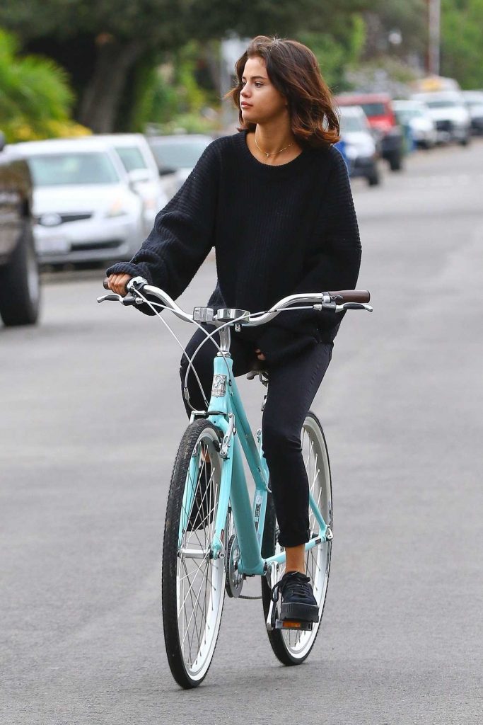 Selena Gomez Goes on a Bike Ride in LA 11/02/2017-4