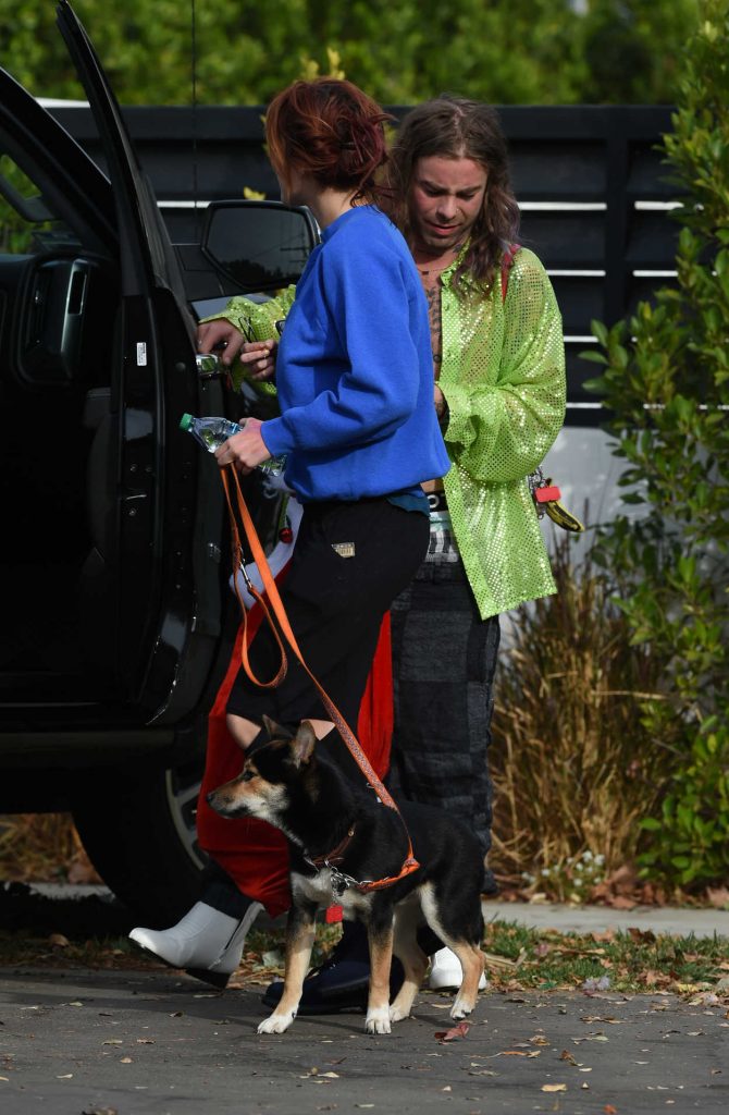 Bella Thorne Leaves Her House in Los Angeles 12/10/2017-3