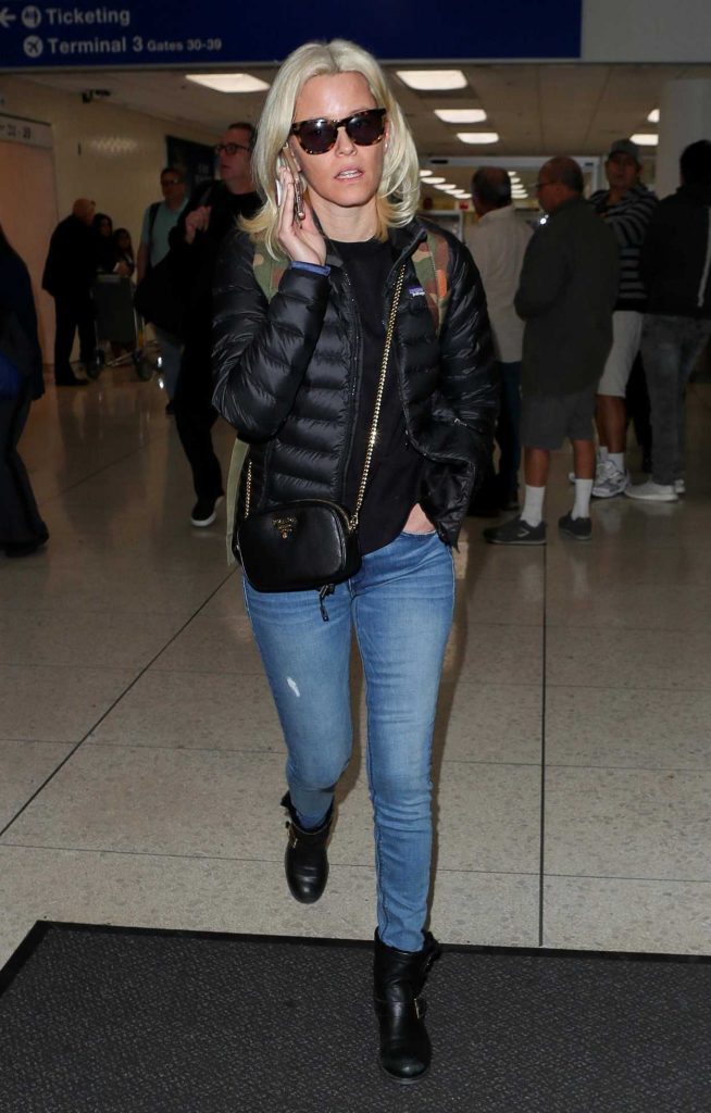 Elizabeth Banks Was Seen at LAX Airport in Los Angeles 12/19/2017-3