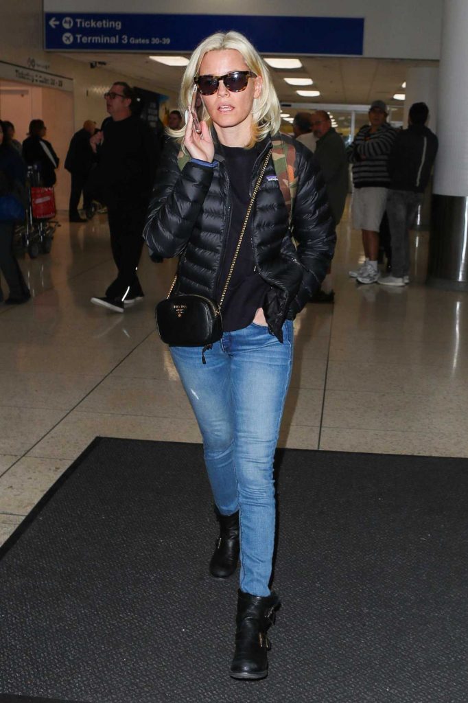 Elizabeth Banks Was Seen at LAX Airport in Los Angeles 12/19/2017-4