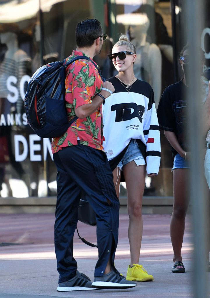 Hailey Baldwin Goes Shopping with Friends in Miami 12/28/2017-4