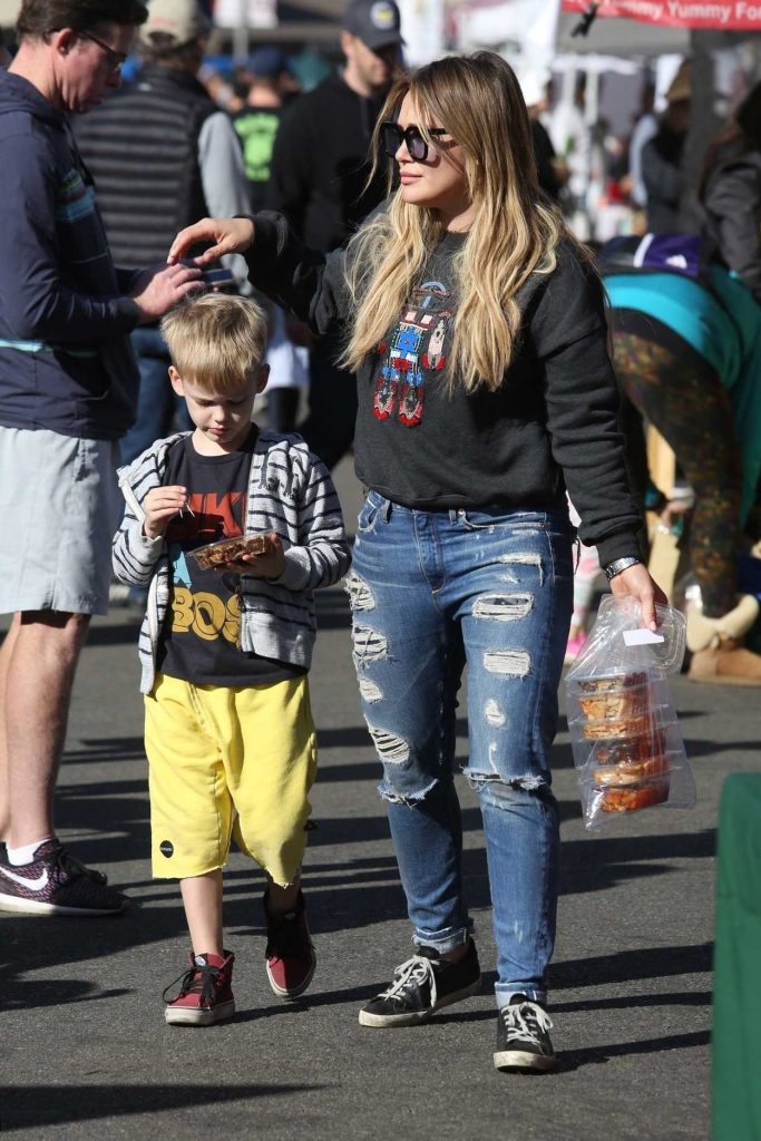 Hilary Duff Was Seen at the Farmers Market with Her Son Luca in Studio City 12/17/2017-3