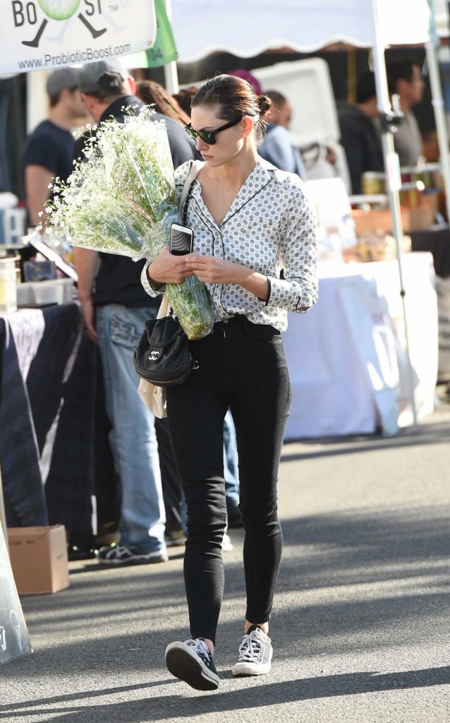Phoebe Tonkin Picks up Flowers at the Farmers Market in Studio City 12/17/2017-1