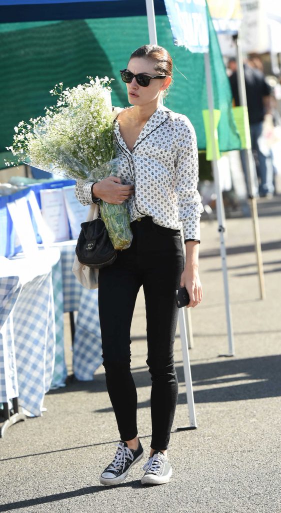 Phoebe Tonkin Picks up Flowers at the Farmers Market in Studio City 12/17/2017-2