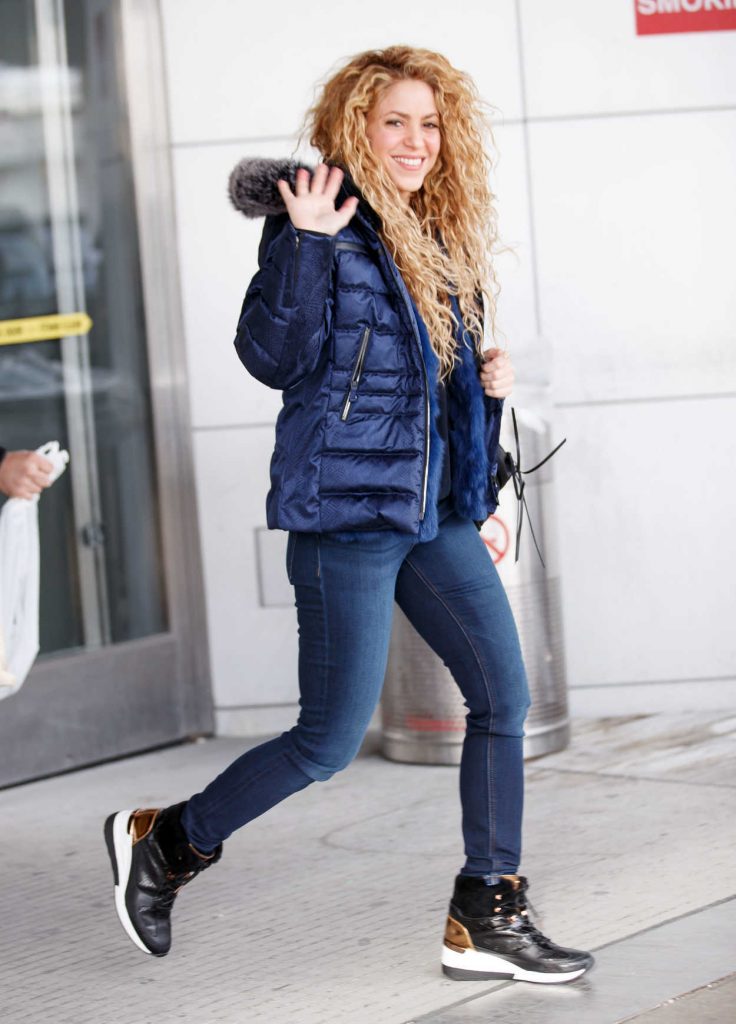 Shakira Arrives with Her Family at JFK Airport in NYC 12/24/2017-2