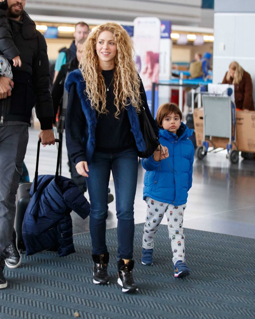 Shakira Arrives with Her Family at JFK Airport in NYC 12/24/2017-3