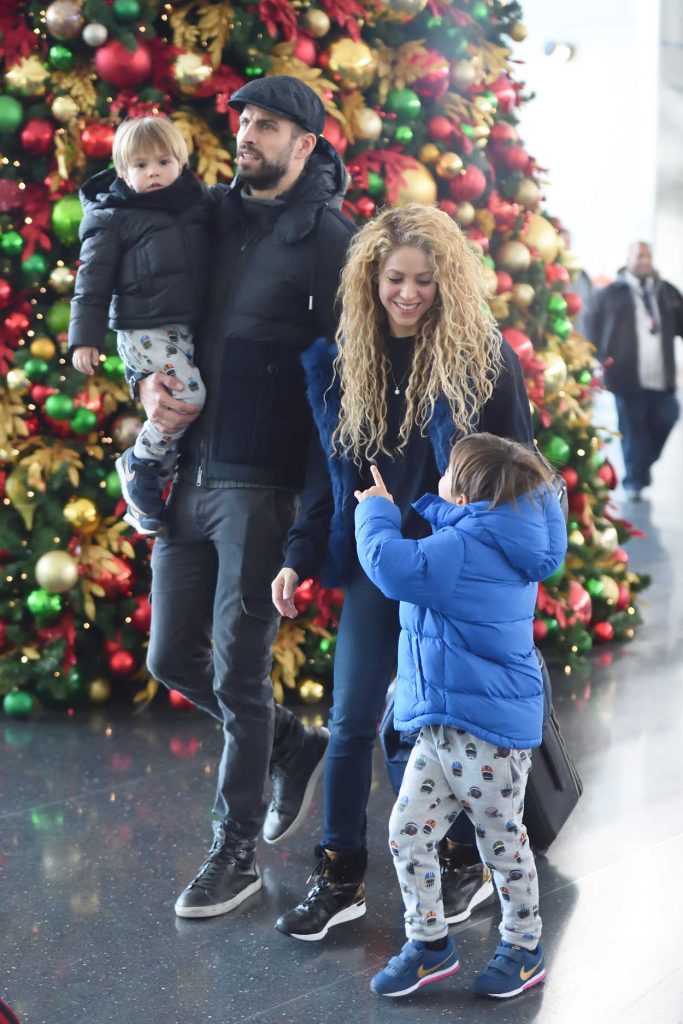 Shakira Arrives with Her Family at JFK Airport in NYC 12/24/2017-4