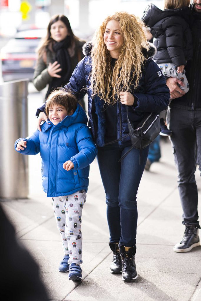 Shakira Arrives with Her Family at JFK Airport in NYC 12/24/2017-5