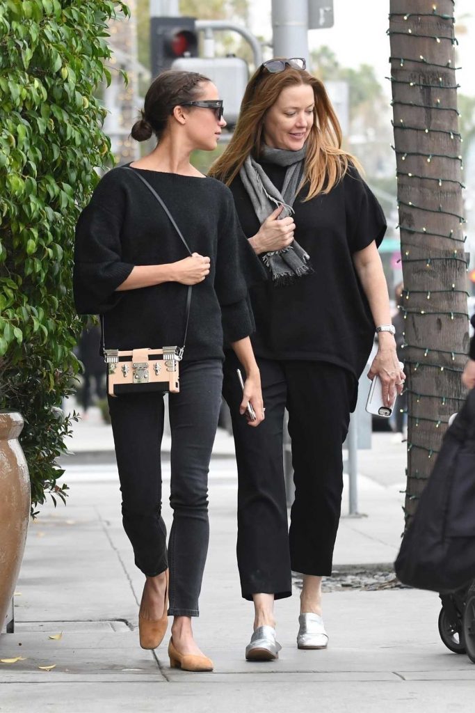 Alicia Vikander Was Spotted with a Friend in Beverly Hills 01/16/2018-4