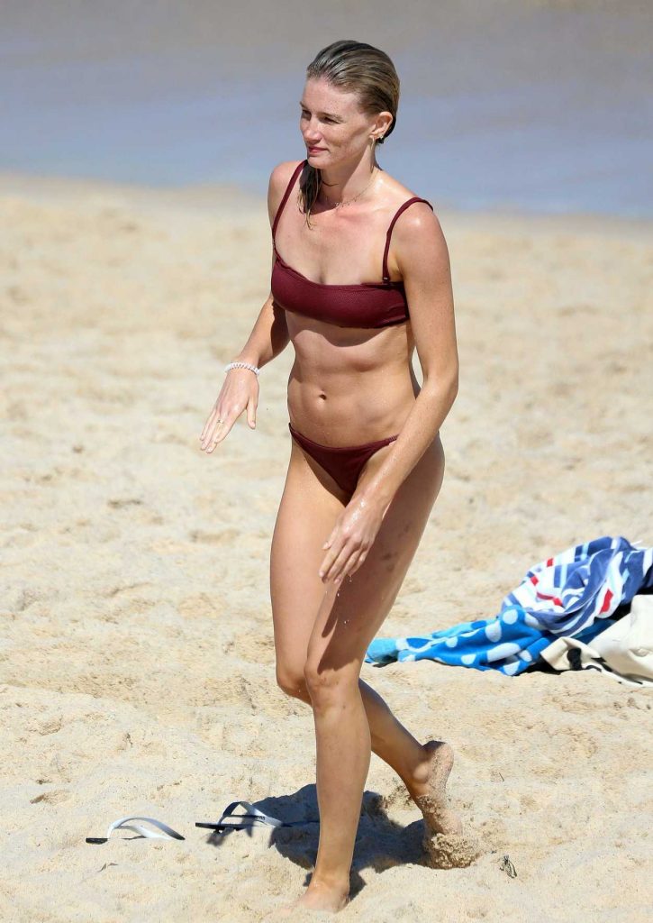 Amy Pejkovic in Bikini at Bronte Beach in Sydney 01/05/2018-2