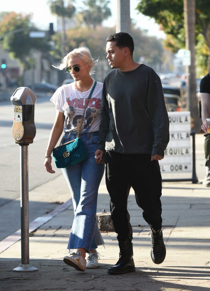 Ashlee Simpson Gives a Kiss to Husband Evan Ross on Ventura Blvd in LA 01/13/2018-1