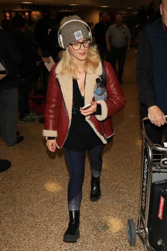 Emily Bett Rickards Arrives at Salt Lake City Airport 01/19/2018-1