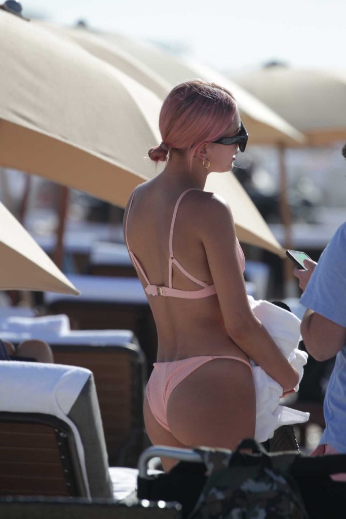 Hailey Baldwin Wears a Pink Bikini at the Beach in Miami 01/01/2018-3