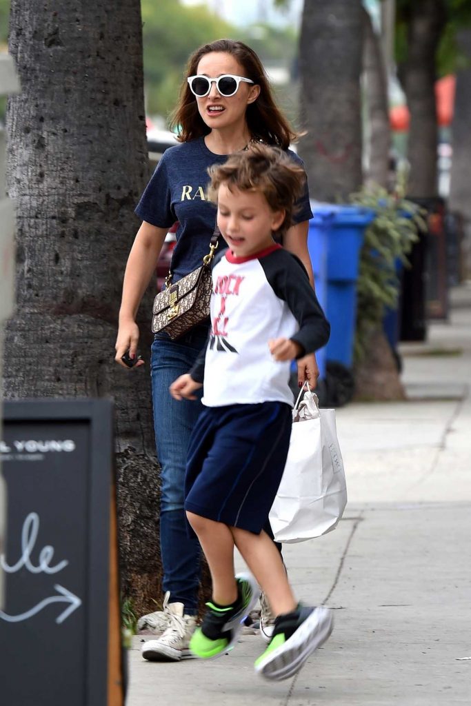 Natalie Portman Grabs Lunch with Her Son at Mohawk Bend Restaurant in Los Angeles 01/15/2018-3