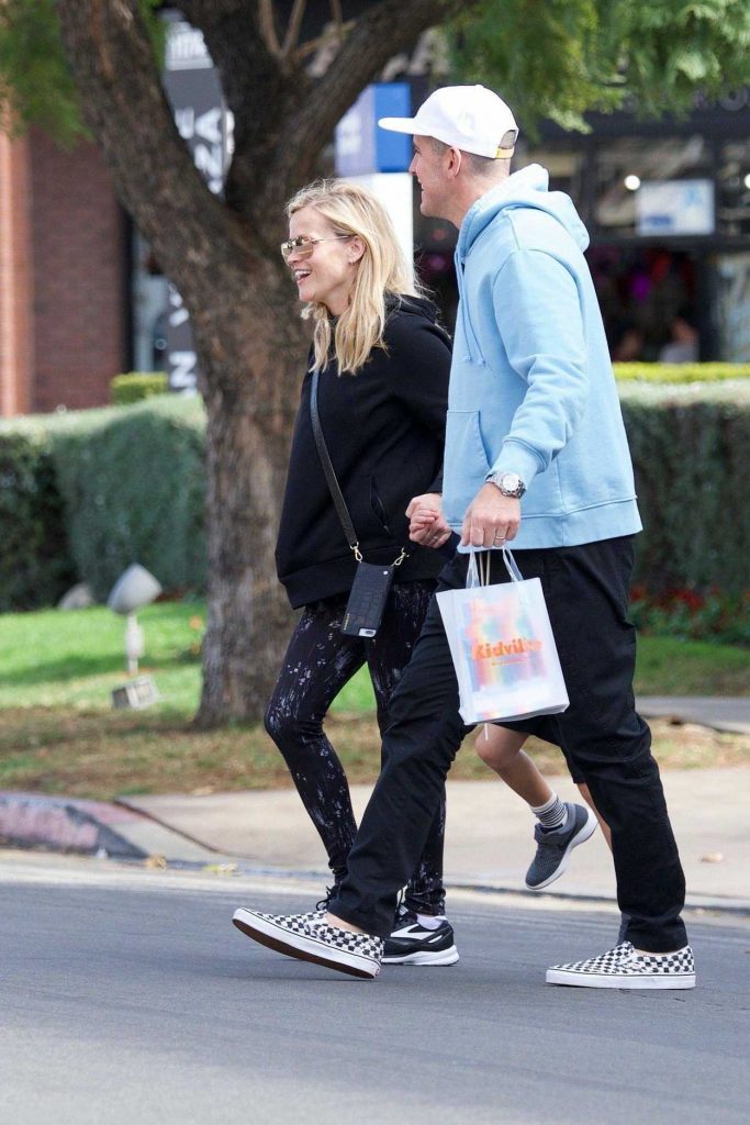 Reese Witherspoon Was Spotted with Her Family Out in Brentwood 01/27/2018-4