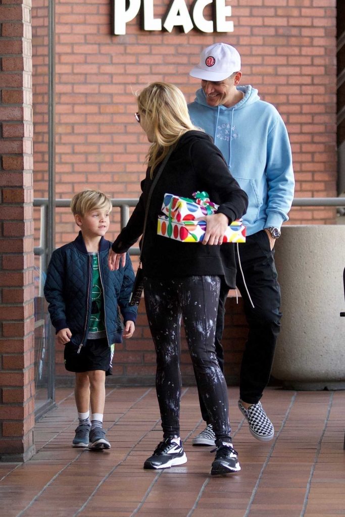 Reese Witherspoon Was Spotted with Her Family Out in Brentwood 01/27/2018-5