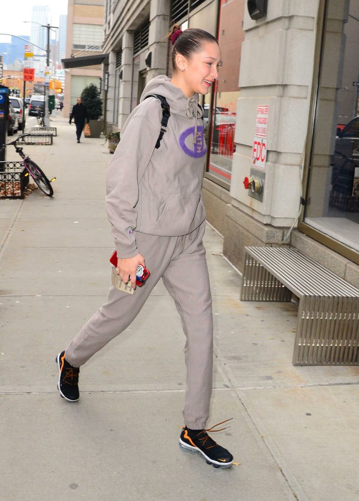 Bella Hadid Was Seen Out in New York in Tracksuit Pants and Top 02/06/2018-4