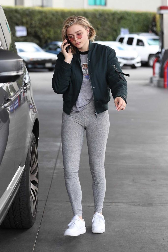 Chloe Moretz Pumps Some Gas at a Gas Station in LA 02/27/2018-4