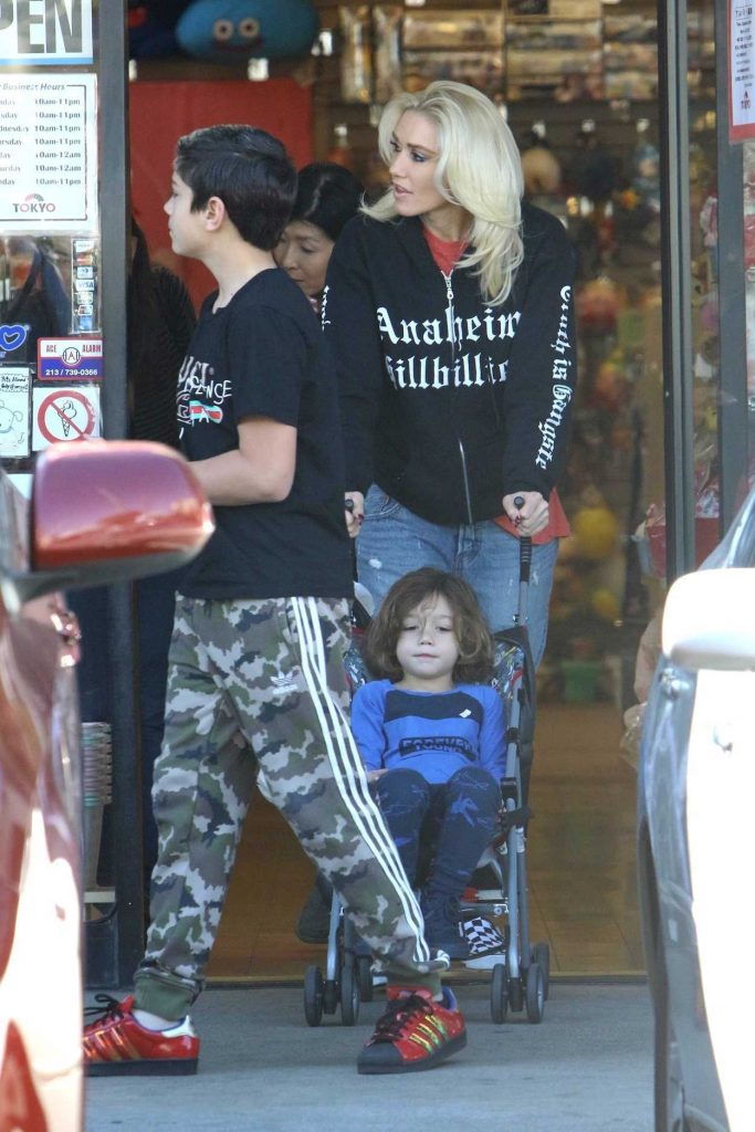 Gwen Stefani Goes Shopping in Santa Monica 02/15/2018-3