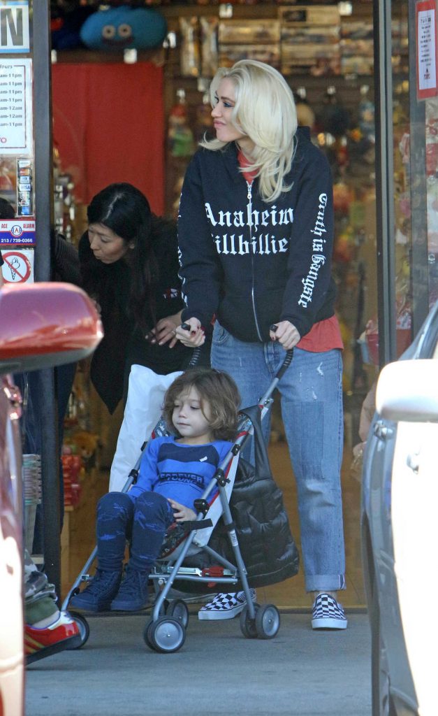 Gwen Stefani Goes Shopping in Santa Monica 02/15/2018-4