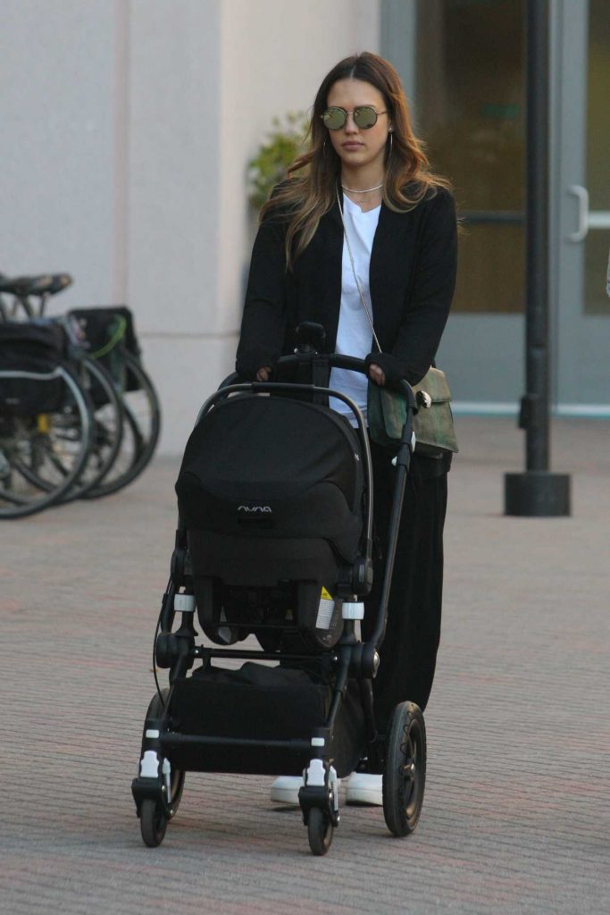Jessica Alba Was Seen Out in Los Angeles 02/05/2018-1