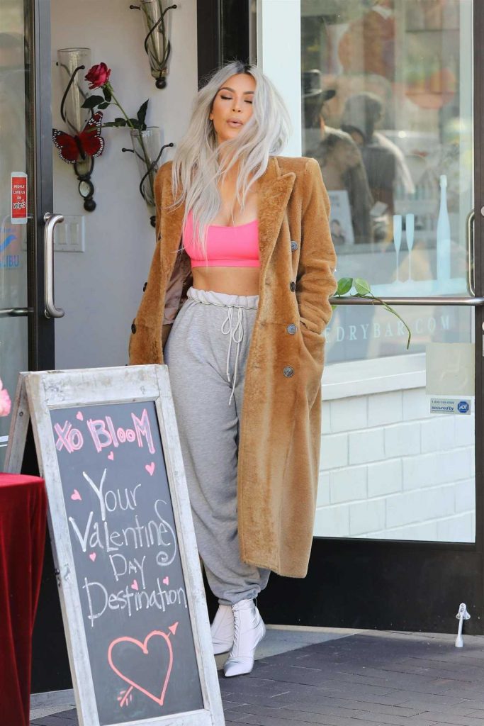 Kim Kardashian Arrives to the XO Bloom Flower Shop in Calabasas 02/14/2018-2
