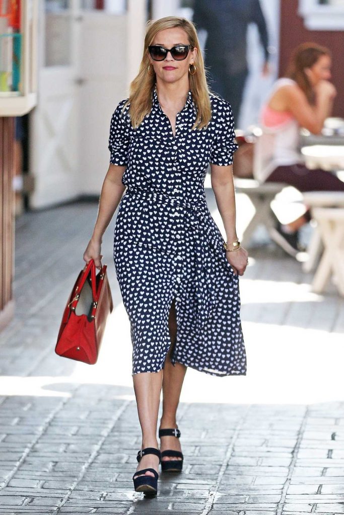 Reese Witherspoon Was Spotted at the Country Mart in Brentwood 02/09/2018-3