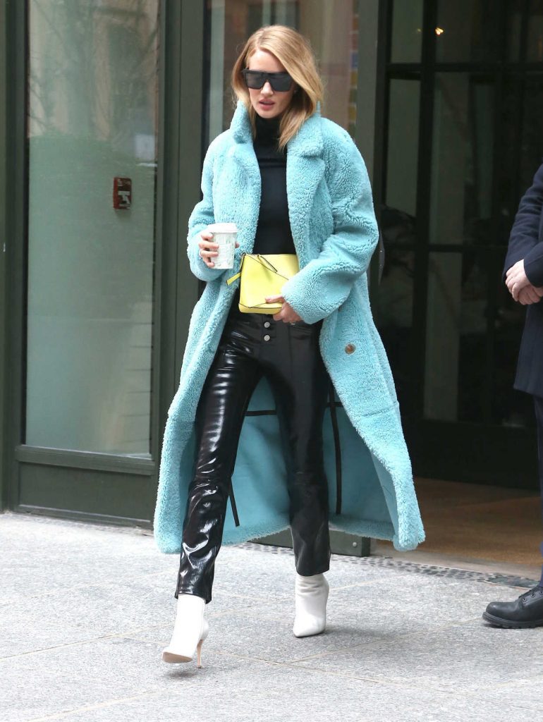Rosie Huntington-Whiteley Wears a Burberry Coat Out in New York City 02/09/2018-1