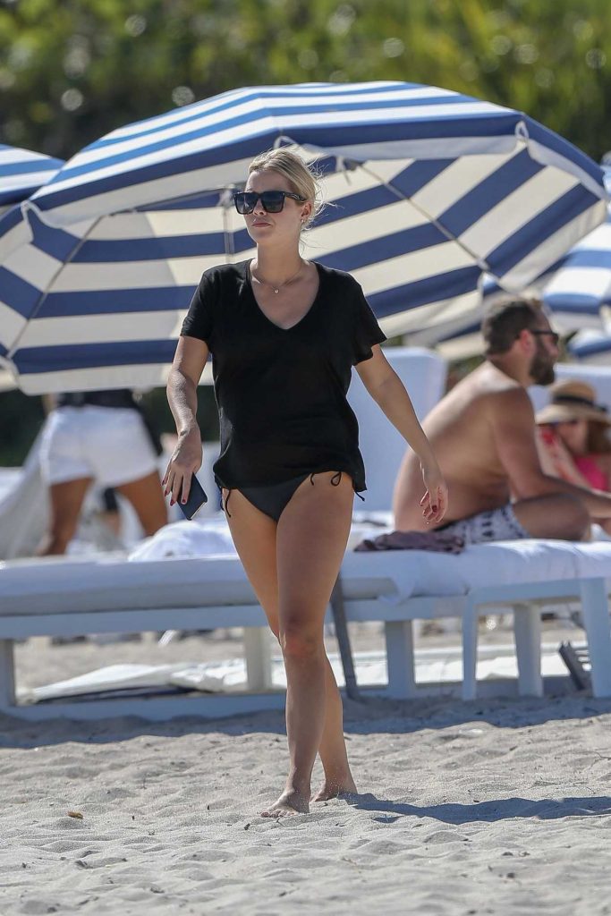 Claire Holt Was Spotted with Her Boyfriend on the Beach in Miami 03/16/2018-2