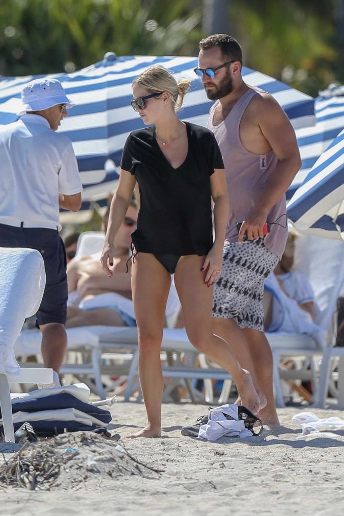 Claire Holt Was Spotted with Her Boyfriend on the Beach in Miami 03/16/2018-4