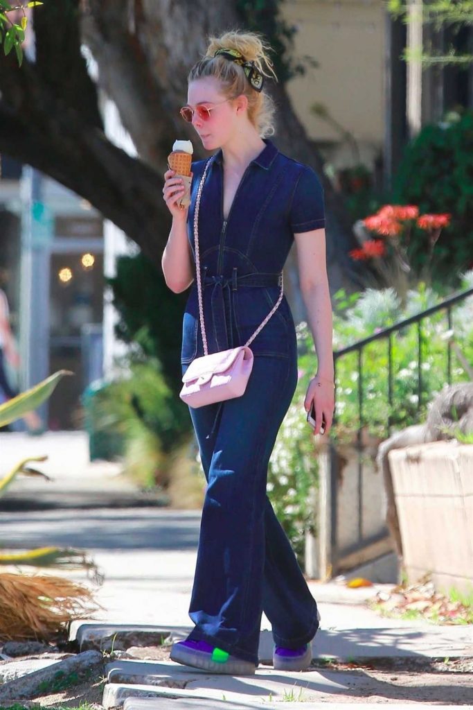 Elle Fanning Was Spotted with a Mystery Guy Out in Los Feliz 03/27/2018-4