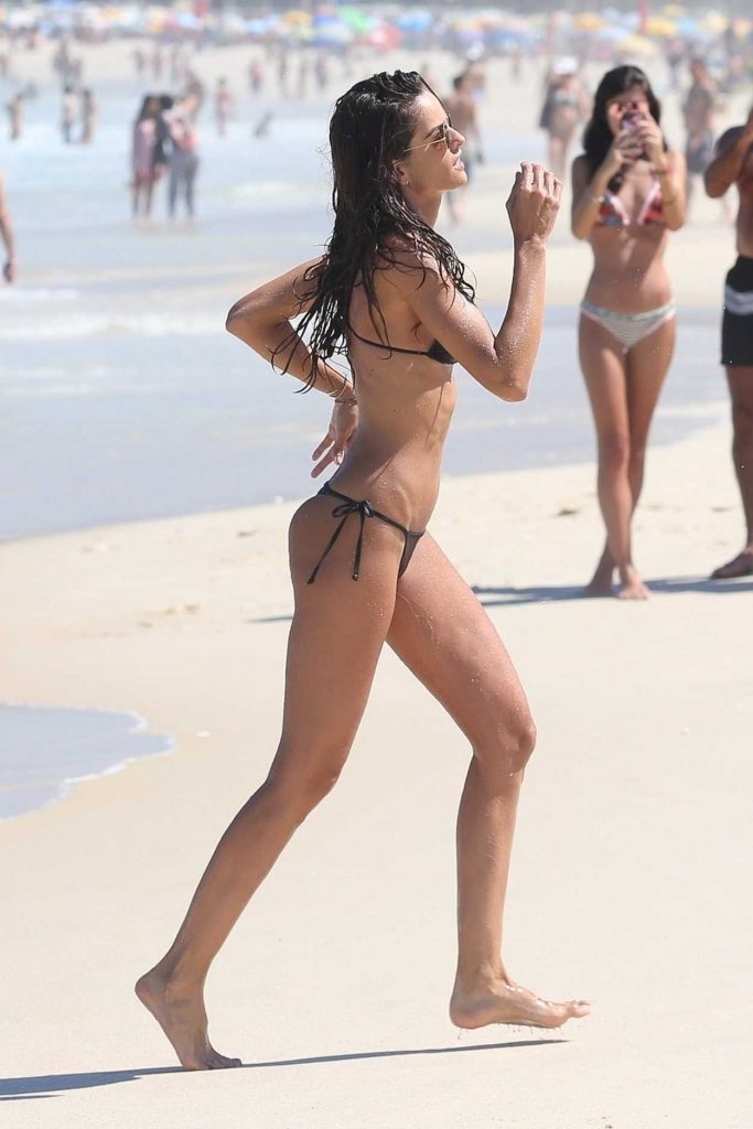Izabel Goulart Wears a Black Bikini on the Beach in Brazil 03/26/2018-2